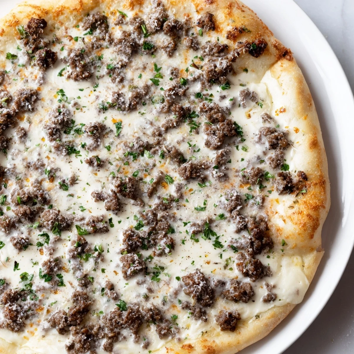 Ground Beef Alfredo Pizza, a cheesy delight with browned beef and creamy Alfredo sauce.